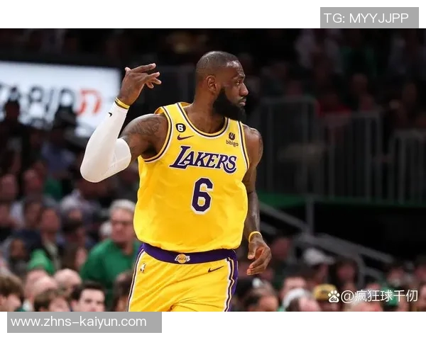 那颗被湖人全队争夺的球，装着两代人的梦